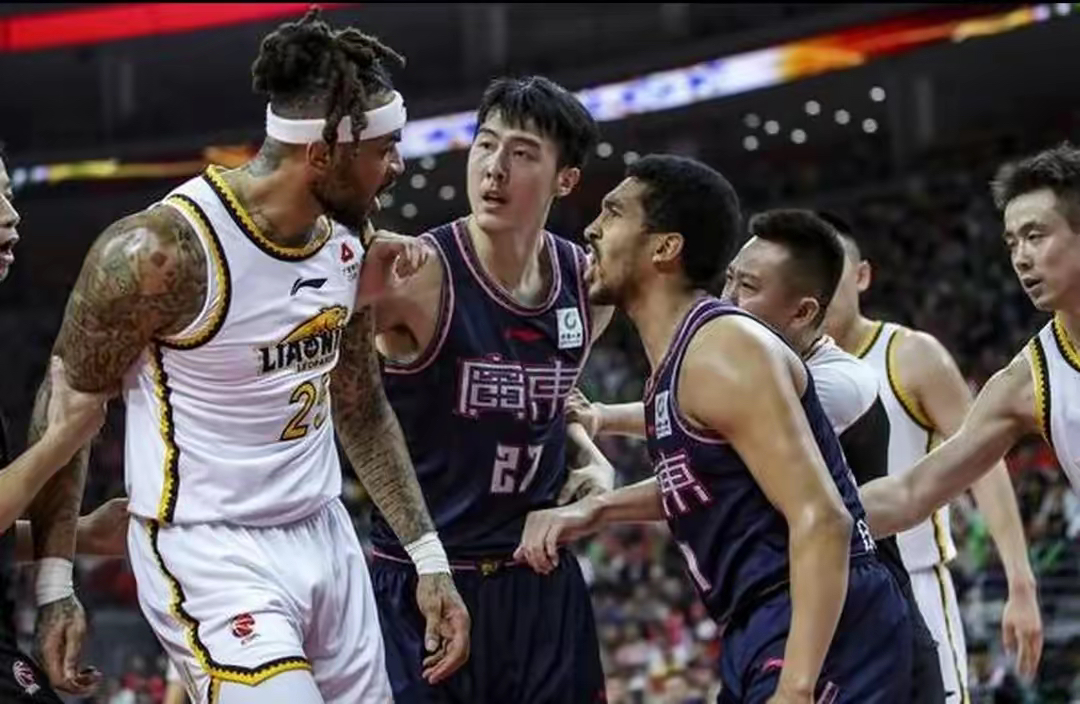 雷速直播- 皮肤黝黑四肢肌肉壮硕 