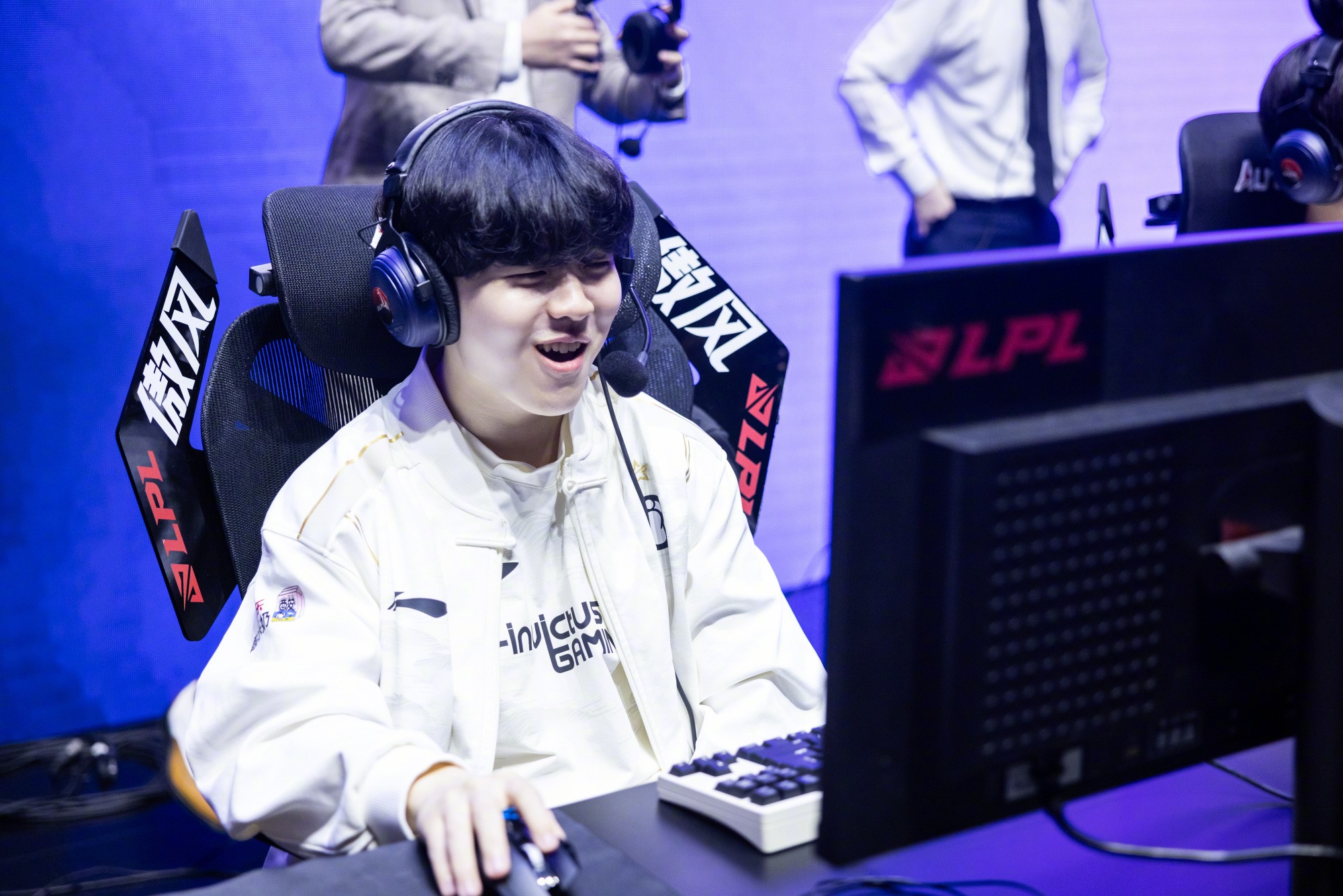 包含Rookie迎来五赛季高光表现,C9球迷沸腾!的词条 包含Rookie迎来五赛季高光表现,C9球迷沸腾!的词条